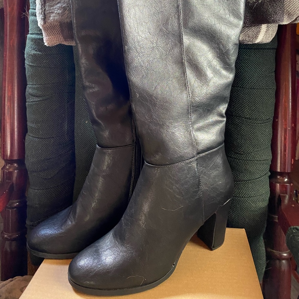 Le Chateau boots size 11